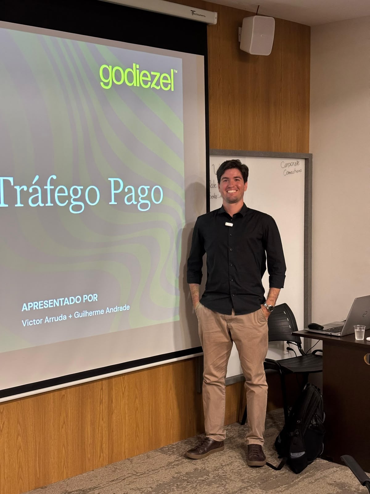 Guilherme Andrade em apresentação sobre tráfego pago