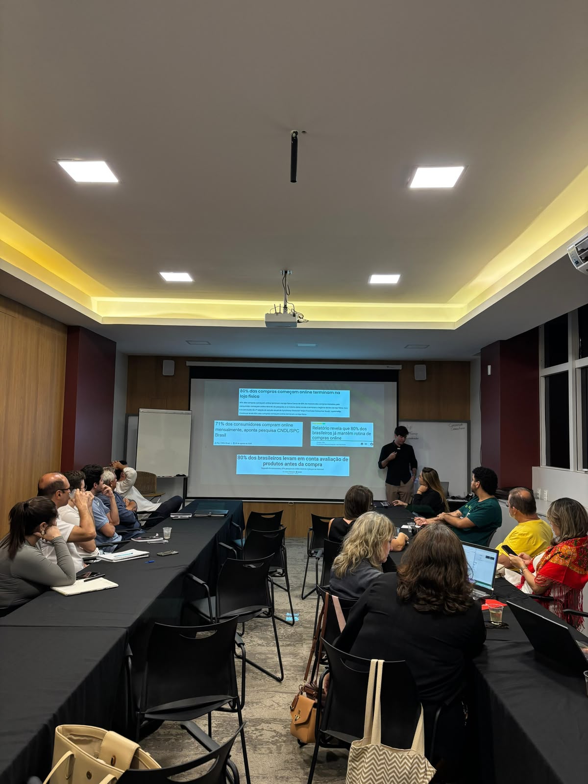 Treinamento da GA Digital com apresentação para empresários